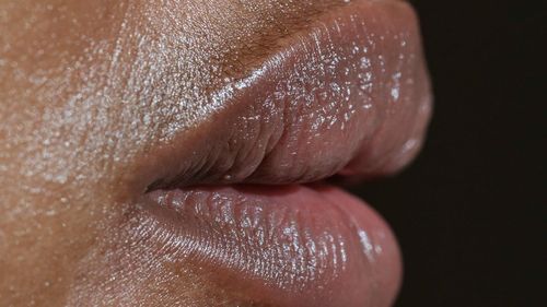 Balsamul tău de buze face mai mult rău decât bine? Ce ingrediente sunt bune și care trebuie evitate / De ce se usucă buzele