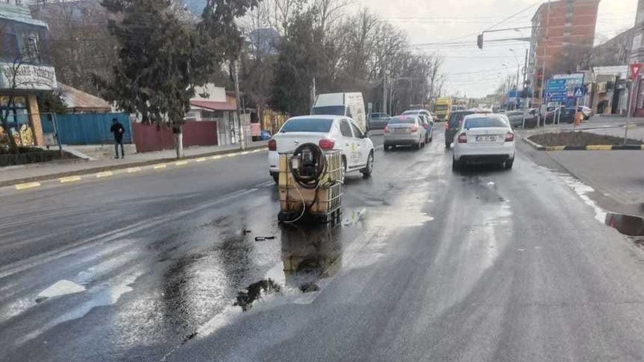 Bazin din plastic cu o mie de litri de motorină, răsturnat pe o stradă din Tecuci, chiar la ieșirea din benzinăria în care a fost umplut