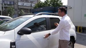 Ce să faci când lași mașina în soare, ca să nu se încingă foarte tare. Diferența poate fi și de 30 de grade