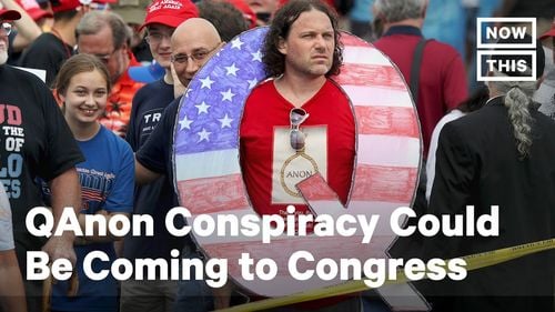 Adepții conspirației QAnon devin tot mai influenți pe scena politică din SUA. Teoria afirmă că un grup de "oficiali trădători", membri ai "statului paralel," complotează împotriva președintelui Donald Trump