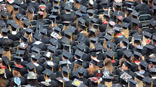 Salariul minim, mai mare pentru cei cu facultate. ”Fabricile de diplome vor înflori și mai mult”, spun specialiștii și oamenii de afaceri