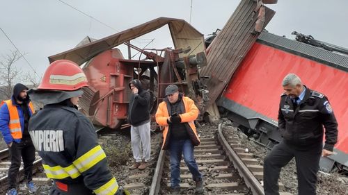 Traficul feroviar de călători a fost reluat pe intervalul de staţii Gugeşti - Sihlea, vineri seara / Două trenuri de marfă s-au ciocnit joi în Vrancea