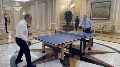 VIDEO Erdoğan, la un meci de tenis de masă cu președintele Kazahstanului, stârnind speculația că din pricina jocului l-a lăsat pe Putin să-l aștepte