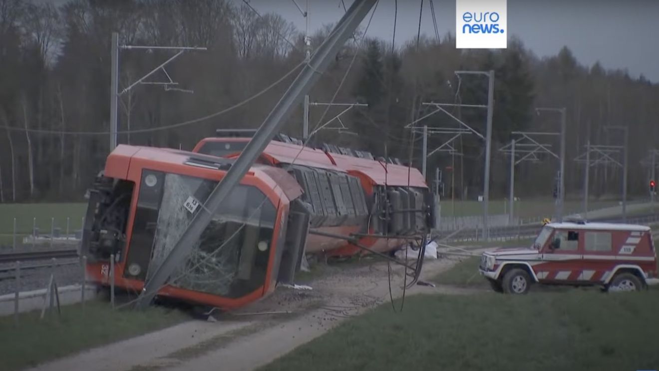 VIDEO Elveția: 15 persoane rănite, după ce două trenuri regionale au deraiat aproape simultan