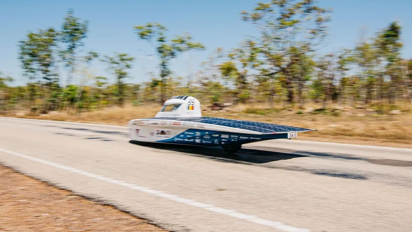 O echipă de studenți români a traversat Australia la bordul unui vehicul solar / ”Am avut 6 metri pătrați de panouri solare. Autonomia mașinii în condiții de zero soare este de până la 300 km”
