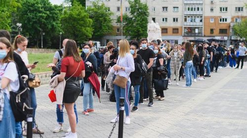 Sondaj IRES: Condiționarea unor măsuri de relaxare de rata de vaccinare îi determină pe unii români să-și schimbe atitudinea în legătură cu vaccinul / Cui revin meritele pentru relaxarea restricțiilor, în opinia majorității românilor - grafice