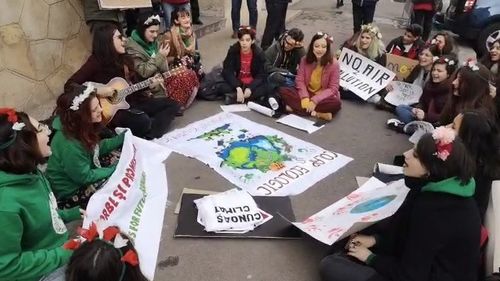 VIDEO Tineri activiști inspirați de Greta Thunberg, protest împotriva Gabrielei Firea la Primăria București: Vrem aer curat, nu oraș poluat