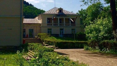 O unitate medico-socială din județul Brașov va fi desființată. Conducerea acesteia acuză Consiliul Județean că lasă pacienții și personalul pe drumuri / CJ Brașov spune că nu au fost asigurate și respectate drepturile celor internați și că s-a ajuns la costuri lunare de 11.000 de lei pe persoană