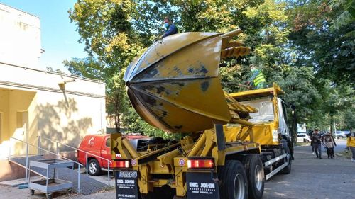 Criza Covid: Mai mulți copaci din curtea Institutului "Marius Nasta" din București au fost transplantați ca să facă lor containerelor pentru triajul pacienților