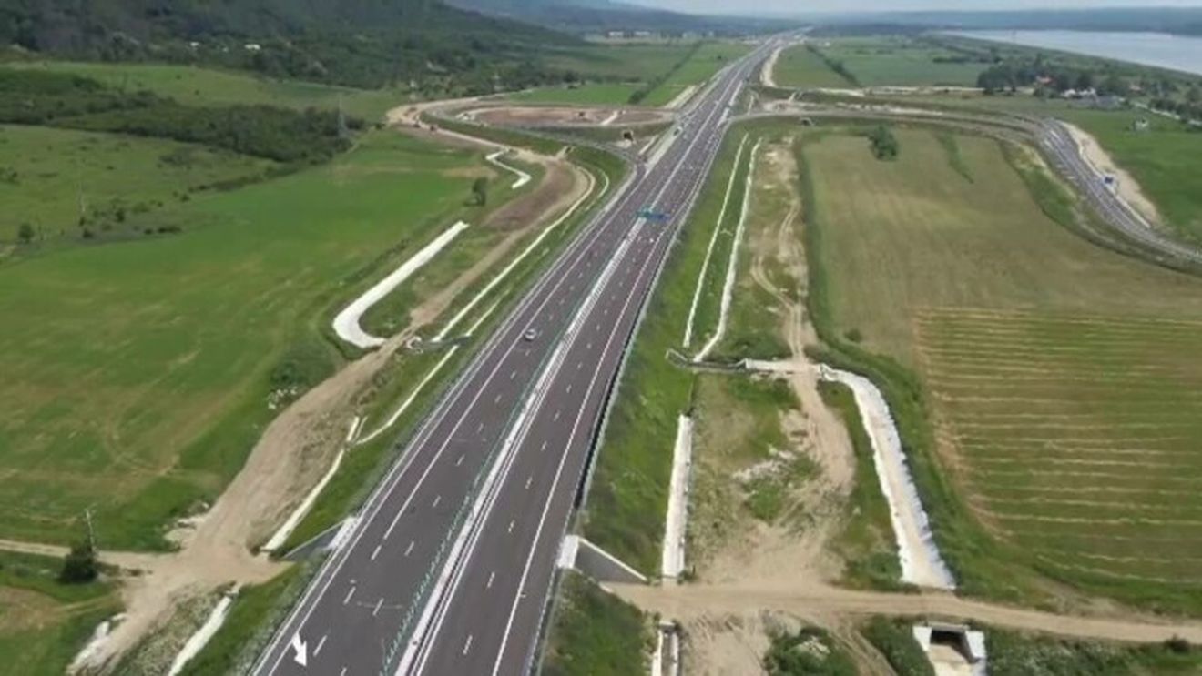 Reacția primului șofer care a mers pe cel mai nou tronson de autostradă din România. „Chiar îmi imaginam”