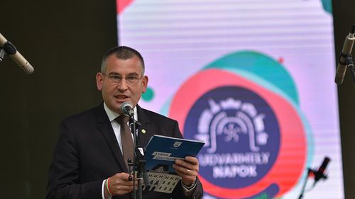 Primarul din Odorheiu Secuiesc a reclamat la DNA o achiziţie publică derulată de angajații din subordine/ Partidul Civic Maghiar l-a schimbat din funcția de președinte de filială și ”condamnă profund” faptul că a sesizat la parchet opt angajați, pe viceprimar, precum și trei firme