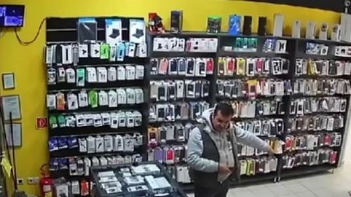 VIDEO Imagini cu Cătălin Cherecheș când își cumpără cartele telefonice din Budapesta