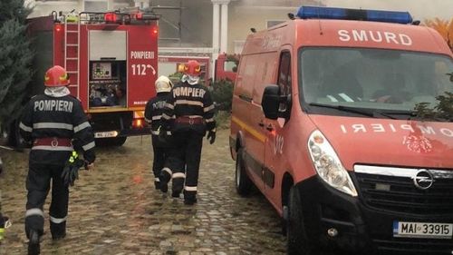 Fosta vilă a lui Irinel Columbeanu din Izvorani, mistuită de un incendiu. Pompierii au intervenit cu 10 autospeciale