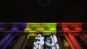 VIDEO Cea mai emoționantă celebrare a Revoluției din 1989. Mii de bucureșteni, alături de președintele Iohannis, premierul Orban și ambasadorul SUA, au mărșăluit și au citit numele celor 1.142 de români uciși acum 30 de ani
