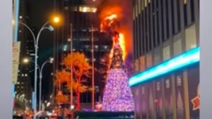VIDEO Bărbat arestat după ce a dat foc bradului de Crăciun de 15 metri din fața televiziunii Fox News, în New York