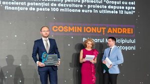 Soțul femeii pe care ar fi încercat să o angajeze primarul din Botoșani (PSD): Știam din 2022 de relația lor / Ea a încercat de mult să se angajeze la bugetari. N-a reușit. Nu te angajează nimeni/ A avut subiectele dinainte