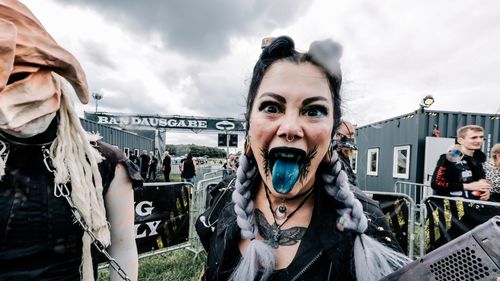 Zeci de mii de spectatori au ajuns la Wacken Open Air, un renumit festival heavy metal din Germania