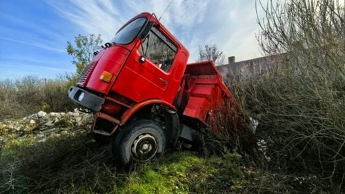 Camion abandonat pe un câmp din Timișoara, după ce șoferul a încercat să arunce ilegal deșeuri / Primăria a confiscat mașina / Fritz: ”Căzut în propria groapă ilegală de gunoi. Aveți voie să râdeți de ei”