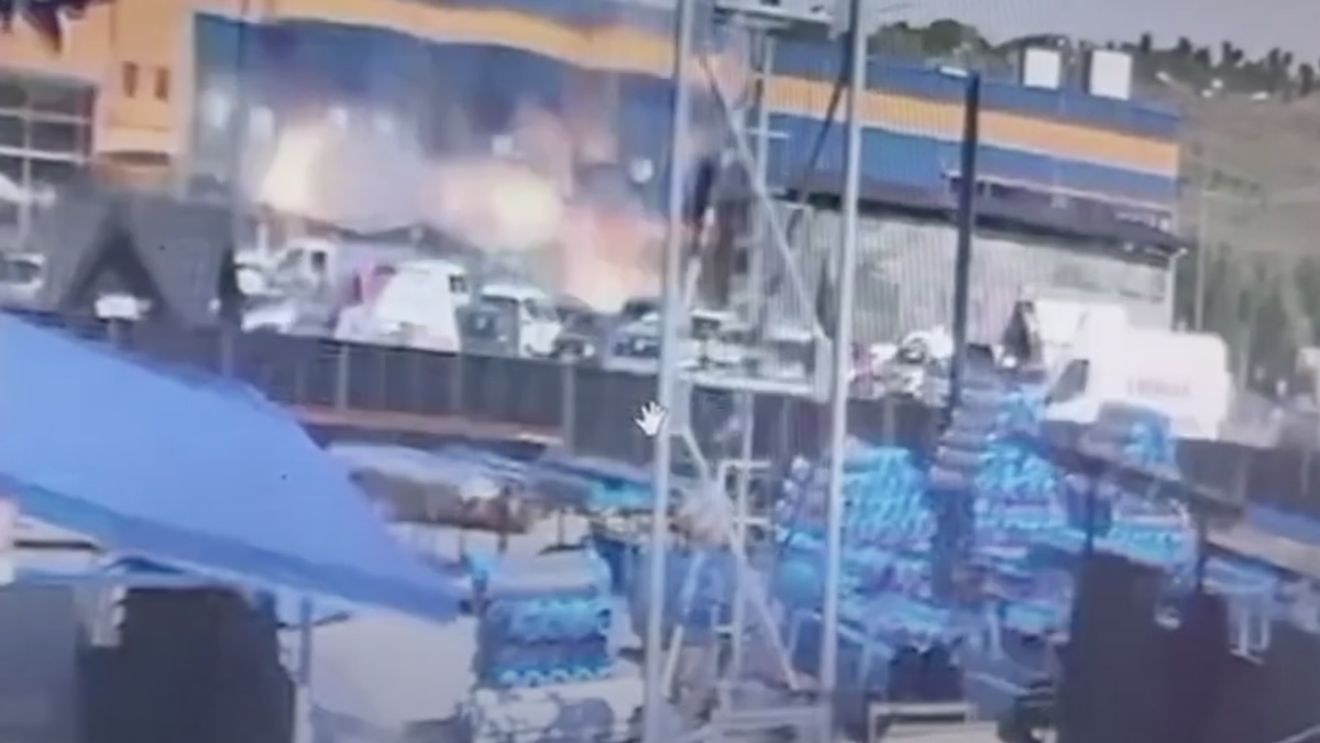 VIDEO Momentul exploziei de la magazinul Dedeman din Botoșani / Deflagrația a fost filmată din două unghiuri diferite