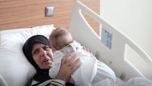 Turcia: O mamă și fetița ei de trei luni și jumătate, reunite la aproape două luni după cutremur/ Copila a fost scoasă dintre dărâmăturile unei clădiri la cinci zile după seism