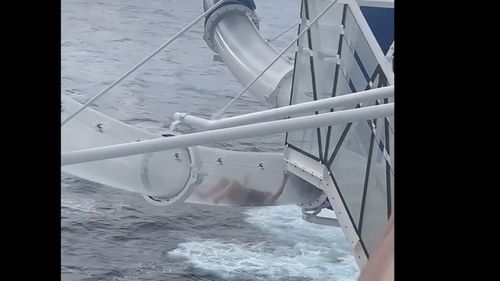 VIDEO O femeie a rămas prinsă într-un tobogan, pe o navă de croazieră, la peste 30 de metri deasupra mării