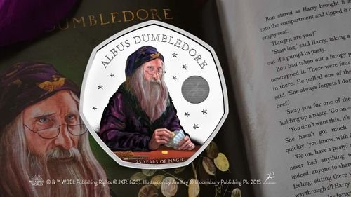 O monedă cu chipul profesorului Dumbledore din seria „Harry Potter”, lansată de Monetăria Regală Britanică  / Moneda conține pe avers un portret al regelui Charles al III-lea