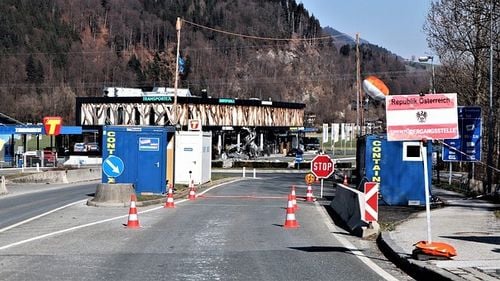 Autorităţile austriece au descoperit zeci de migranţi, inclusiv copii, într-un camion frigorific care plecase din România