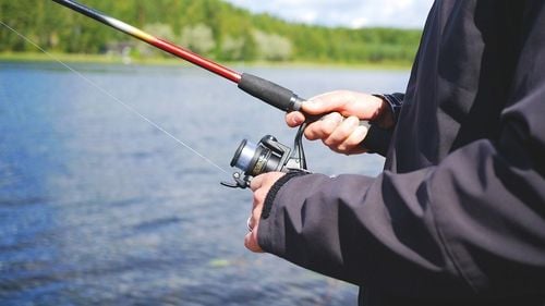 Hidroelectrica a eliberat lacurile de acumulare de cei care campau în zonele de protecție: ”Nu avem nimic cu pescarii sportivi” / Amenzi de până la 10.000 de lei pentru cei care se opun