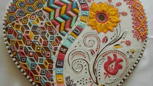 Crăciun cu miros de scorțișoară și gust de turtă dulce: o preoteasă din județul Sibiu face ”bijuterii” din făină, ouă și miere