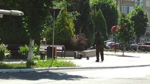 UPDATE: Alarmă falsă la un mall din Deva evacuat din cauza unei valize abandonate. În geantă erau doar lucruri de uz personal