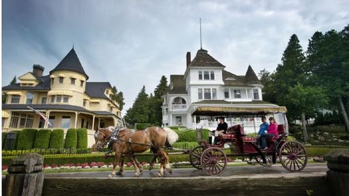 VIDEO | Paradisul unde mașinile sunt interzise de peste un secol și caii sunt „regii” străzilor. Povestea insulei Mackinac, unde interdicția mașinilor impusă în 1898 s-a transformat într-o atracție turistică mondială