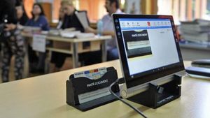 Operatorii de tabletă au obligația să comunice alegătorilor că pot vota la europarlamentare și la referendum sau doar la unul dintre scrutine/ SURSE În mai multe secții de votare operatorii nu spun nimic despre referendum
