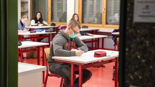 INTERVIU Un elev din Germania explică ce înseamnă autotestarea copiilor la școală, de COVID: Ne testăm de 3 ori pe săptămână, în sala de clasă. Dacă e descoperit un caz pozitiv, venim la școală până e descoperit un al doilea caz