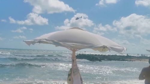 UPDATE Trei persoane au murit după ce au fost scoase în stare de inconștiență din mare în stațiunea Mamaia, alte două au fost transportate conștiente la spital / Lanț uman pentru salvarea celor cinci din apa mării