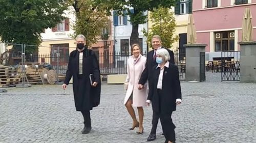 Polițiștii sibieni nu îl amendează pe președintele Iohannis pentru lipsa măștii: Desfășura ”activități în spațiile publice deschise”