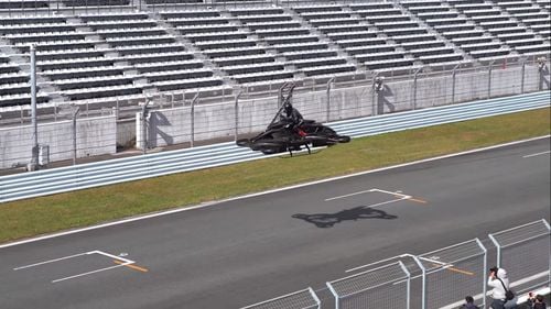 VIDEO Un startup japonez a lansat o motocicletă zburătoare de aproape 700.000 de dolari. Cu 4 motoare pe baterii, poate zbura 40 de minute cu viteze de până la 100 km pe oră