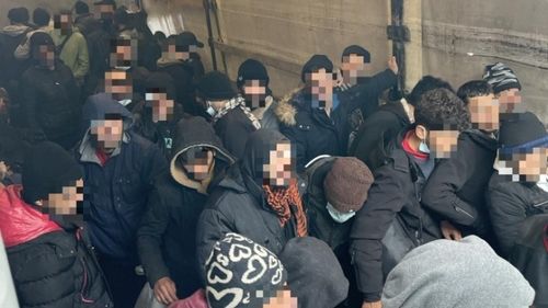 UPDATE Poliţia ungară a descoperit 97 de migranţi ilegali într-un camion românesc