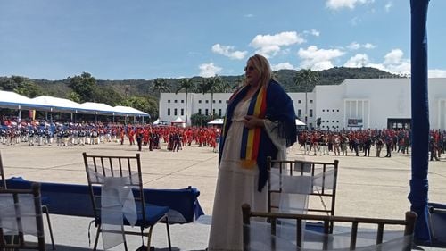 Euractiv: Eurodeputata de extremă dreaptă Diana Șoșoacă, ridiculizată pentru că s-a întors cu mâna goală de la învestirea lui Maduro / Ea s-a întâlnit cu actorul Fernando Carrillo din telenovela Rosalinda