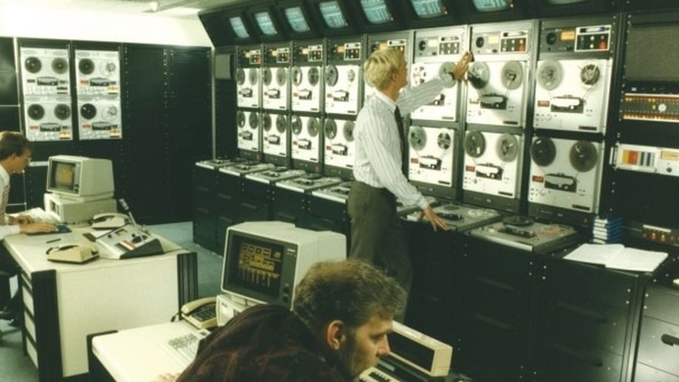 VIDEO Recomandare de lectură: Ne-au ținut în viață / O carte-eveniment despre cum au încercat comuniștii să reducă la tăcere Radio Europa Liberă / Culisele redacției, dezvăluite de Liviu Tofan