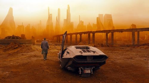 Producătorii filmului Blade Runner 2049 dau în judecată Tesla, Warner Bros Discovery și pe Elon Musk, pentru imagini folosite la lansarea robotaxi-ului