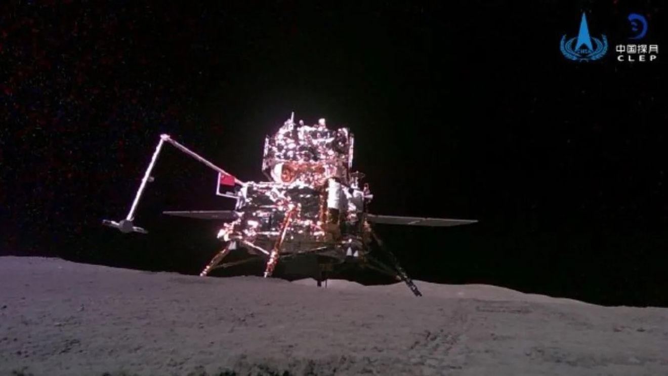 O imagine de pe faţa nevăzută a Lunii, surprinsă de robotul mobil autonom al misiunii spaţiale chineze Chang'e-6