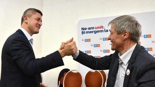 Lider USR, reacție virulentă după ce Dacian Cioloș s-a arătat nemulțumit de susținerea lui Nicușor Dan: ”Cu ce drept se bagă în deciziile noastre? Nu scrie nicăieri că Cioloș este lider suprem. Este o atitudine arogantă și nelegitimă. Pentru PLUS, USR nu mai este partener, ci competitor!”