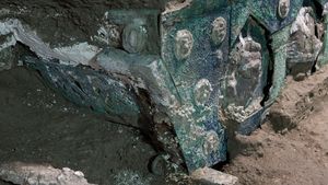 VIDEO Arheologii au descoperit o trăsură ceremonială antică în apropiere de Pompeii / Carul de paradă, excelent conservat, este realizat din fier, bronz şi cositor