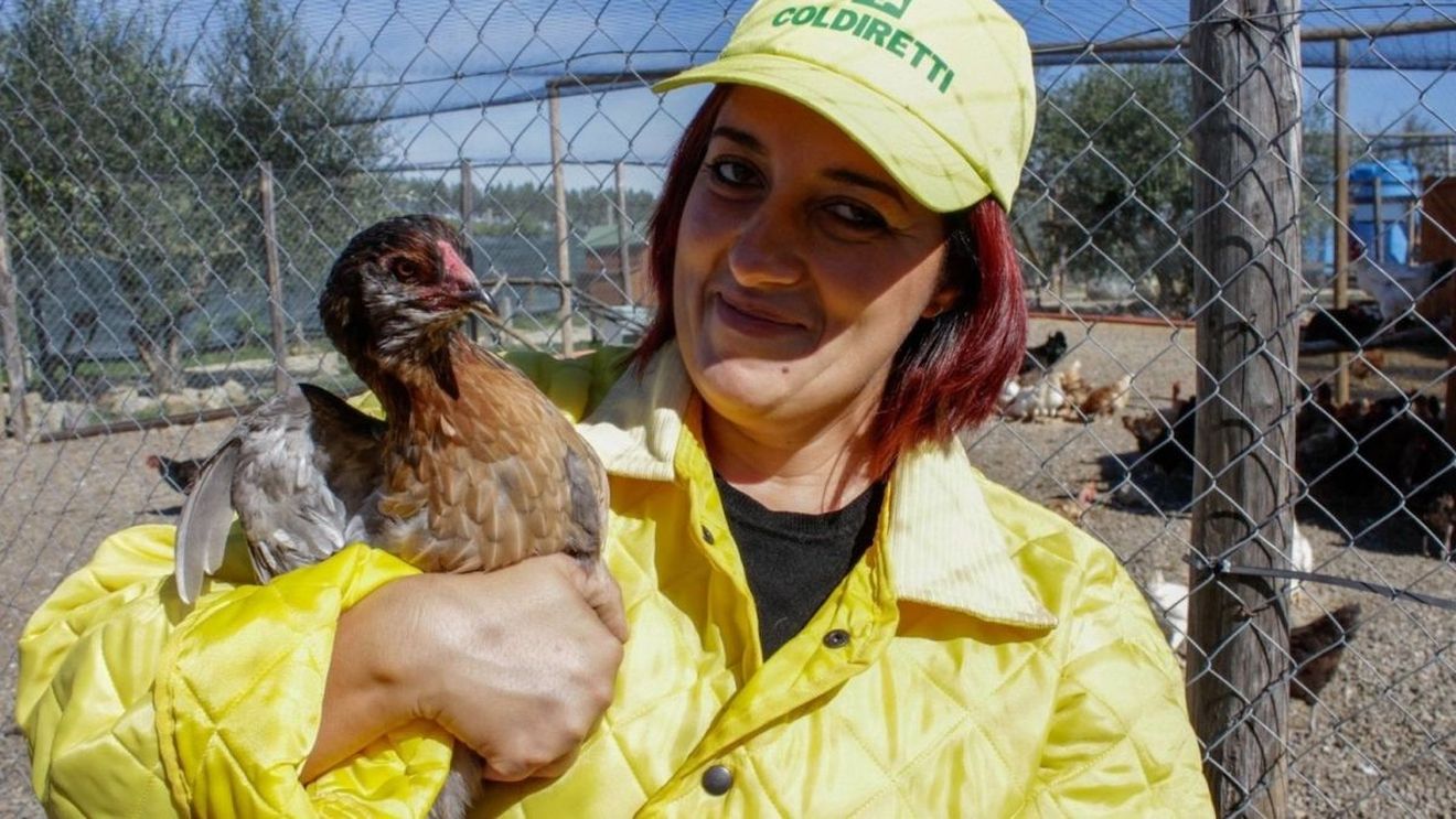 O româncă stabilită în Italia a primit premiul ”Oscar Green 2022” / Titlul e acordat tinerilor antreprenori care valorifică produsele locale / Mihaela Dinică deține o fermă în provincia Siena și crește o rasă de găini unicat în regiune