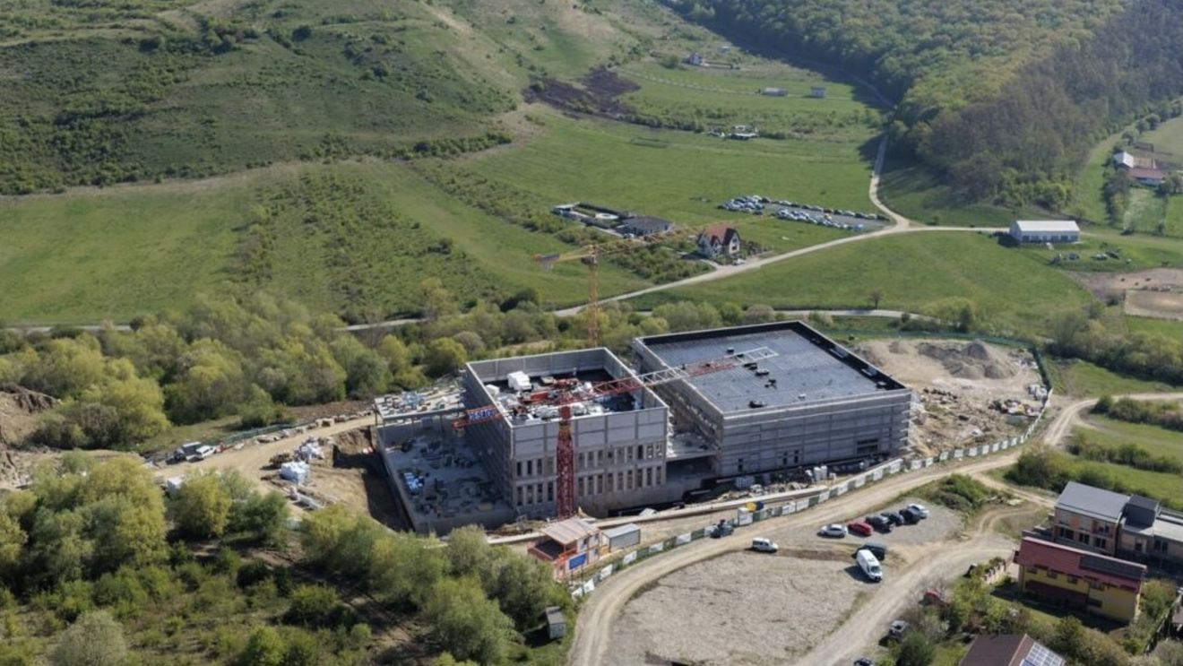 O capsulă a fost introdusă la temelia Galeriei Istorice a Transilvaniei, care se ridică lângă Cluj / Obiectele din capsulă vor fi dezvăluite doar în 2126 / ”De aceea construim muzee. Nu pentru noi, ci pentru cei care vor veni după noi”