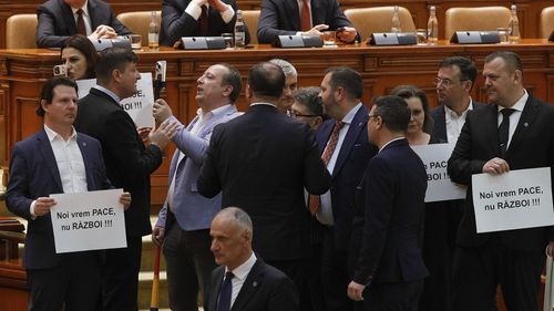 Scandal la ședința Parlamentului în care s-au aprobat echipamente americane defensive la baza de la Kogălniceanu / Tudor Ionescu de la Noua Dreaptă, Mihai Țiu de la SOS și alți parlamentari au întrerupt ședința de mai multe ori