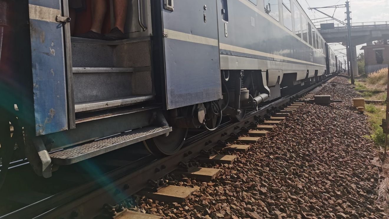 Peste 4 ore de întârziere la trenul IRN 472 Bucureşti Nord - Curtici, după ce s-a defectat locomotiva / Ce spune CFR
