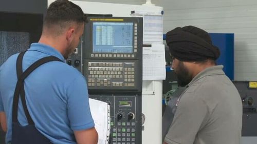 România atrage muncitori calificați din Asia. Ce salarii primesc sudorii, electricienii și inginerii străini