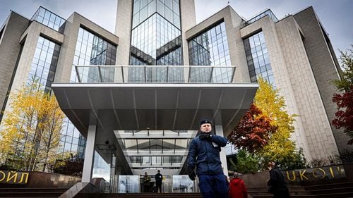 Autoritățile europene au lansat "o adevărată luptă" pentru activele companiei "Lukoil" (Bloomberg) / România ar putea lua în considerare solicitarea unei prelungiri a termenului limită (surse)