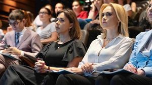 Fostă consilieră a Gabrielei Firea, care a fost simultan vicepreședinte la PSD Sector 6 și membru în Consiliul de Administrație al Maternității Giulești, găsită în incompatibilitate de Agenția Națională de Integritate / UPDATE „Voi ataca în instanță”